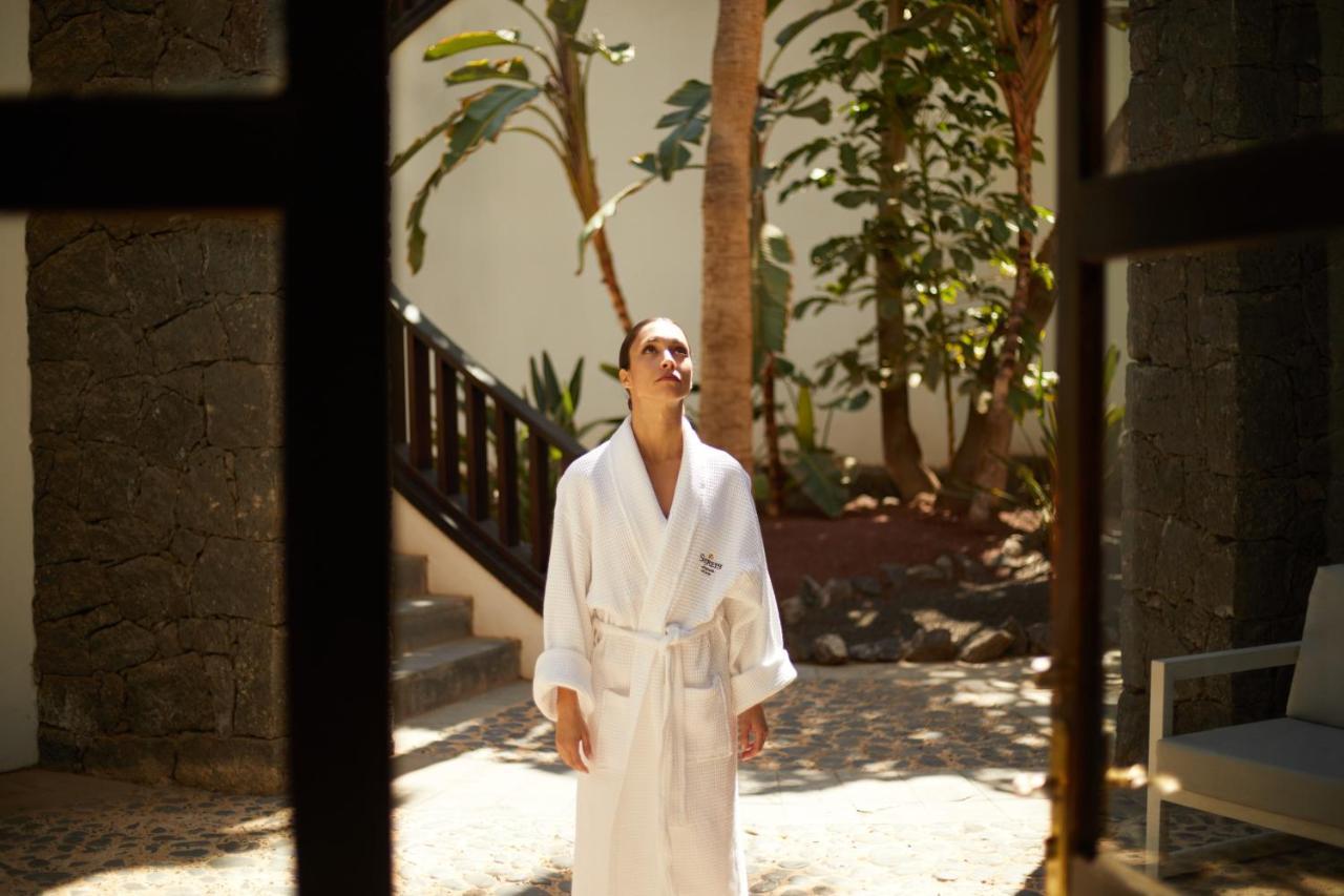 เอสเปเรีย ลันซาโรเต Hotel ปูแอร์โตกาเลโร ภายนอก รูปภาพ A woman wearing a bathrobe