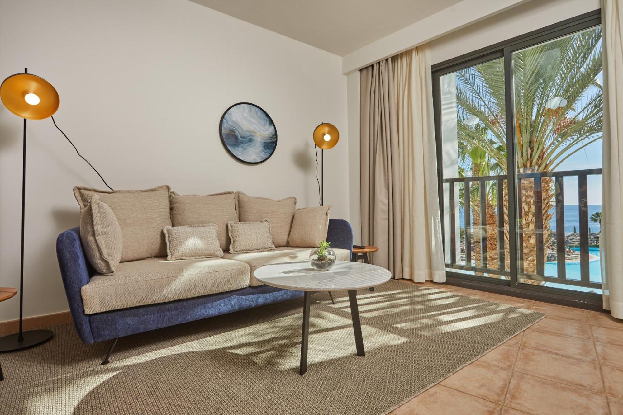 เอสเปเรีย ลันซาโรเต Hotel ปูแอร์โตกาเลโร ห้อง รูปภาพ A living room at the hotel